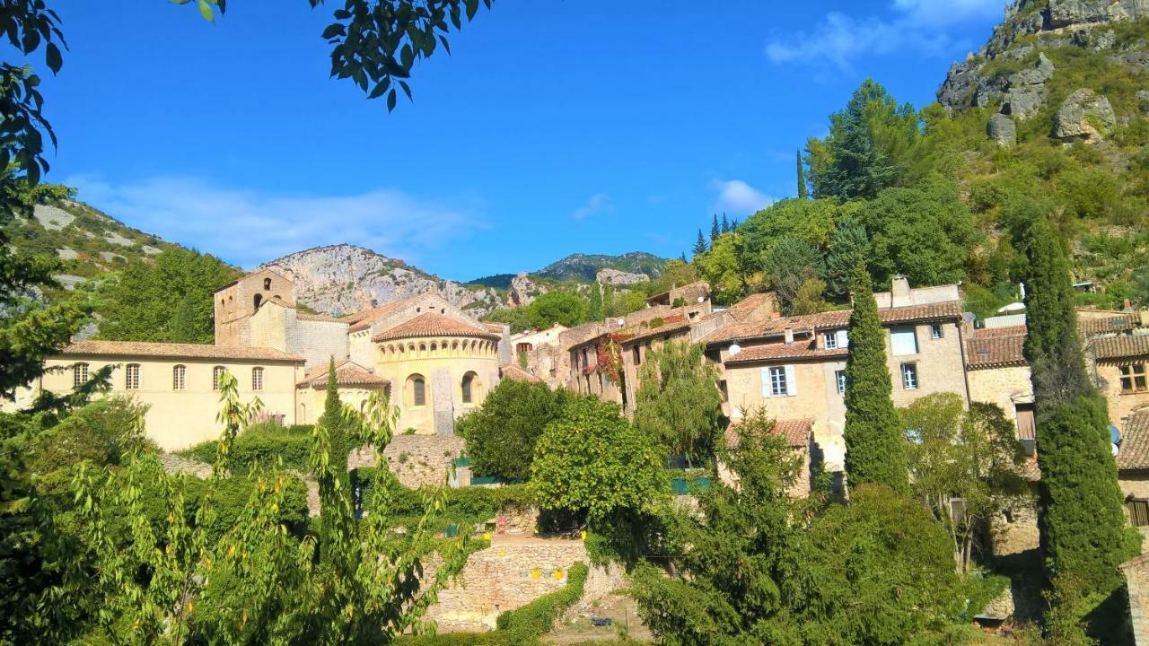 Les Studios De St Guilhem Saint-Guilhem-le-Desert Esterno foto